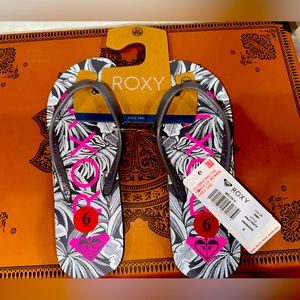 Roxy Flip Flops NWT